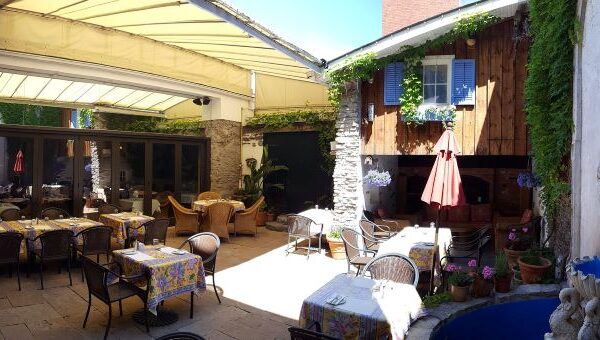 Paulos Dinkels Restaurant and Courtyard