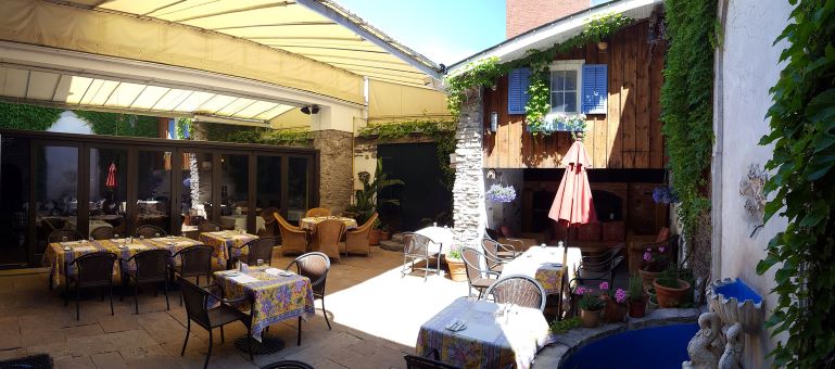 Paulos Dinkels Restaurant and Courtyard