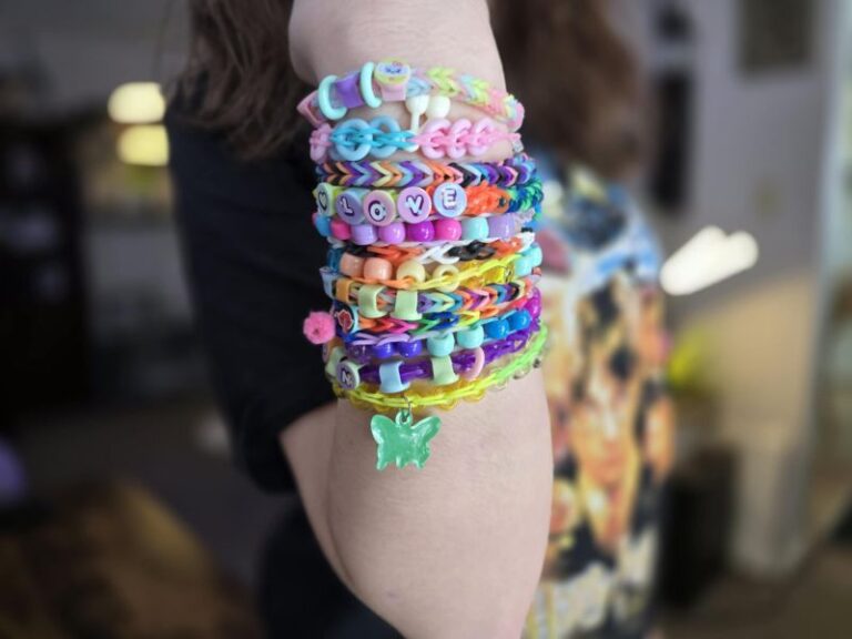 How to rainbow loom with your fingers