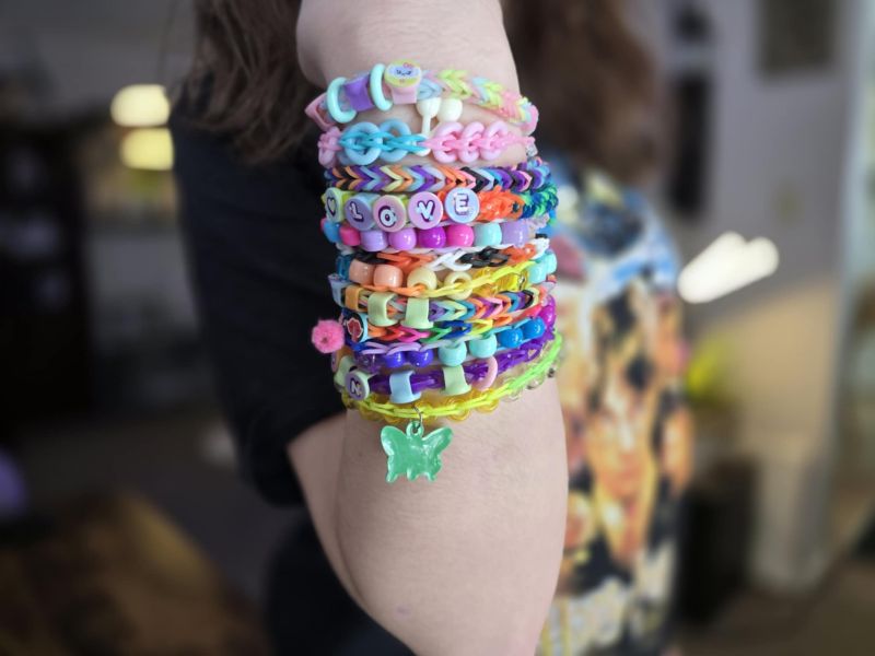 How to rainbow loom with your fingers