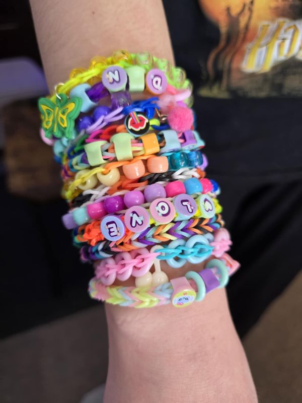 How to rainbow loom with your fingers