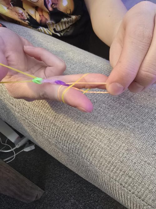 How to rainbow loom with your fingers