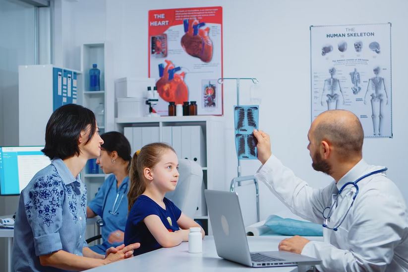  photo doctor and patients looking at x-ray