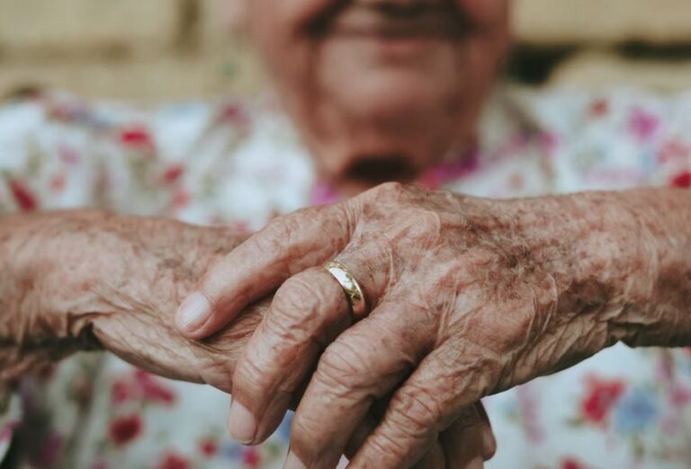 Signs Your Aging Parents Should Stop Living Alone