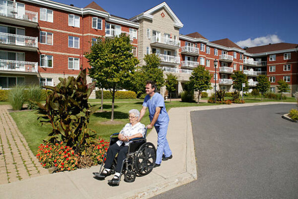 How to Help Elderly Parents Choose a Residential Care Facility?