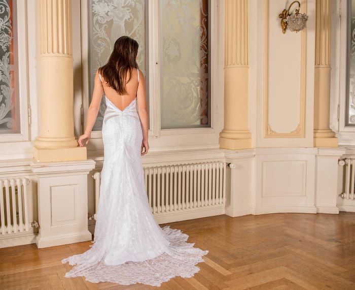 backless wedding dress