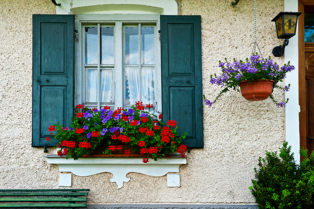 Curb Appeal flat front house 