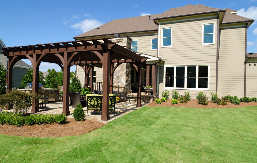 5 Types of Furniture That Goes Well With a Pergola