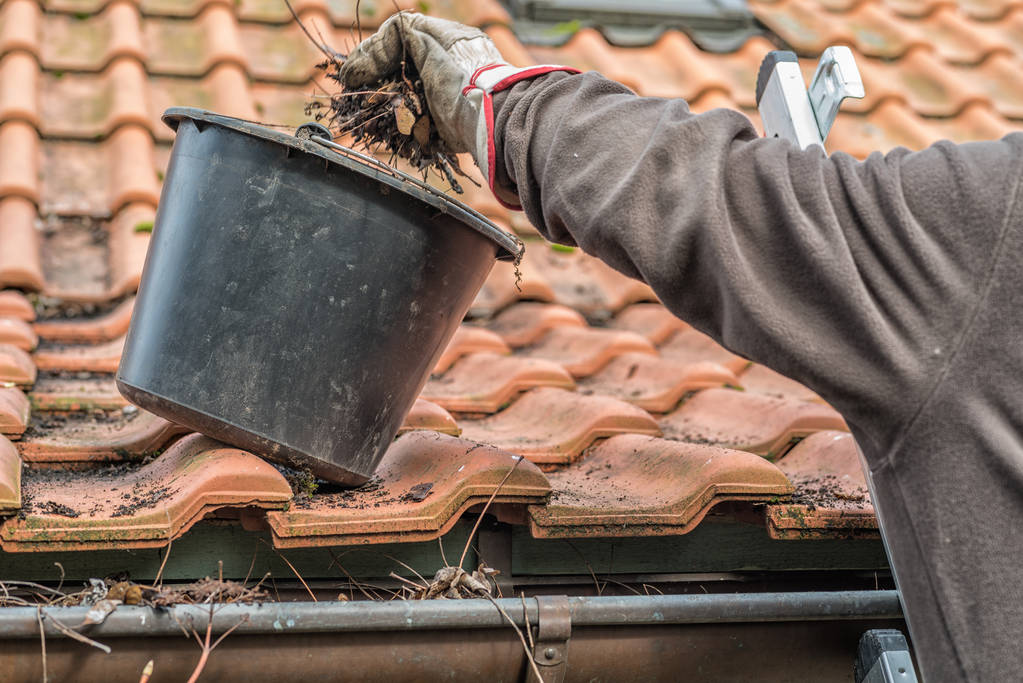 cleaning house gutters 