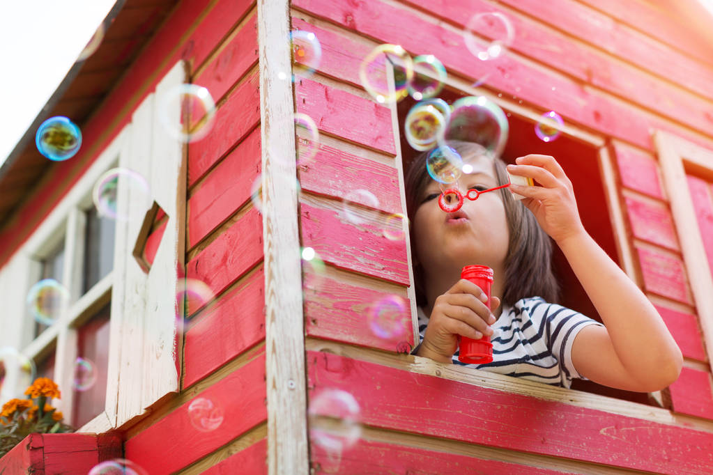 How to Turn Your Tree House into a Dream Playroom for the Kids