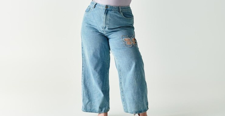 plus size woman wide leg jeans