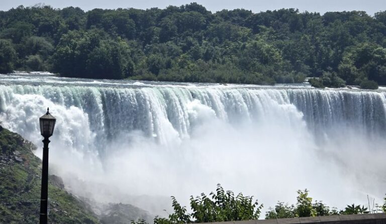 Explore Niagara Falls with our comprehensive guide!