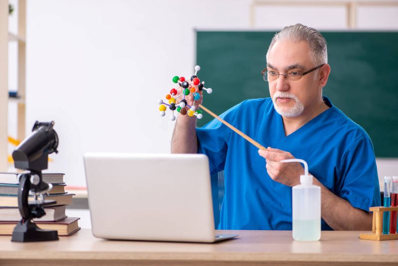 How Does Technology Make Learning Chemistry Easier for Students Online?