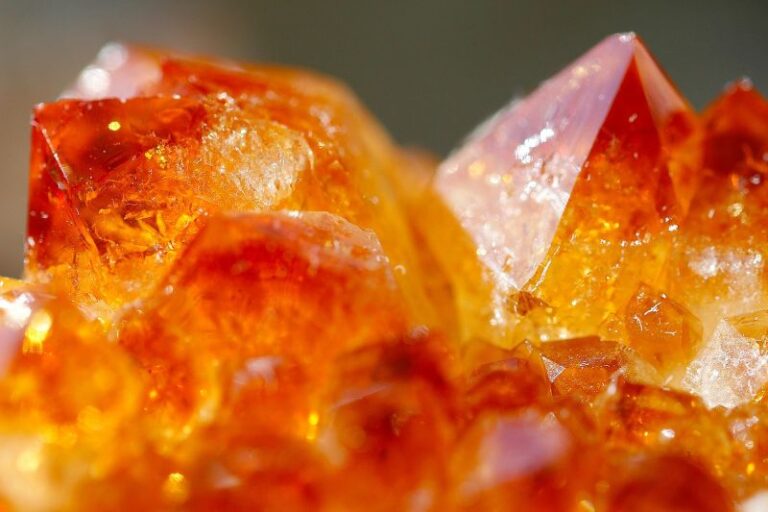 A Guide to the Healing Powers of Citrine and Amethyst
