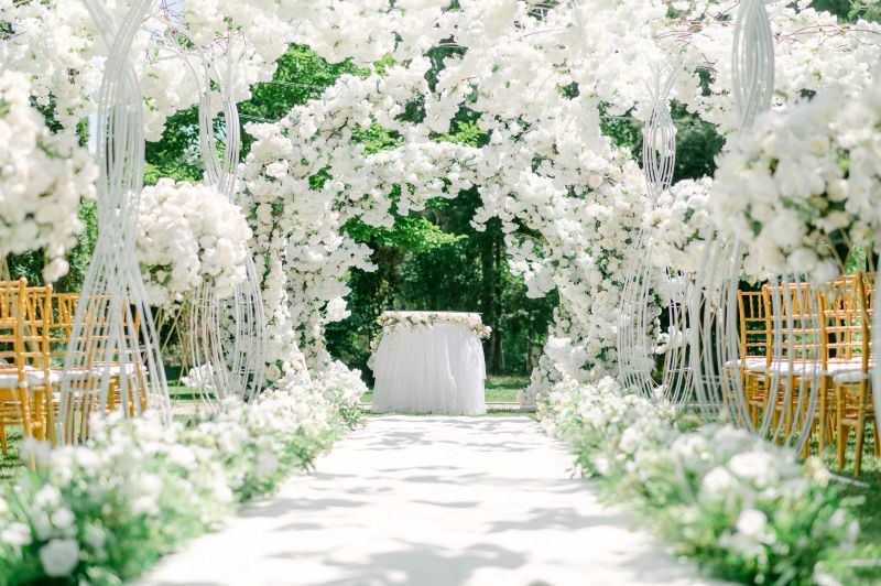 How to Use Flowers to Elevate Your Wedding Venue