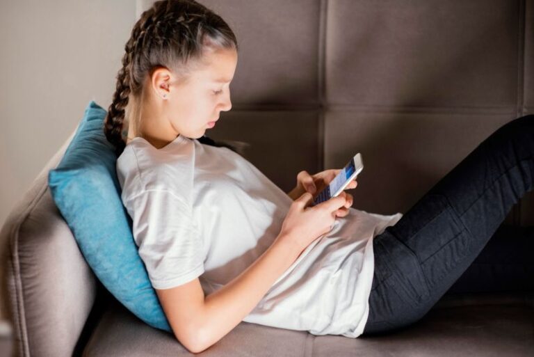 What age to give your child a cellphone