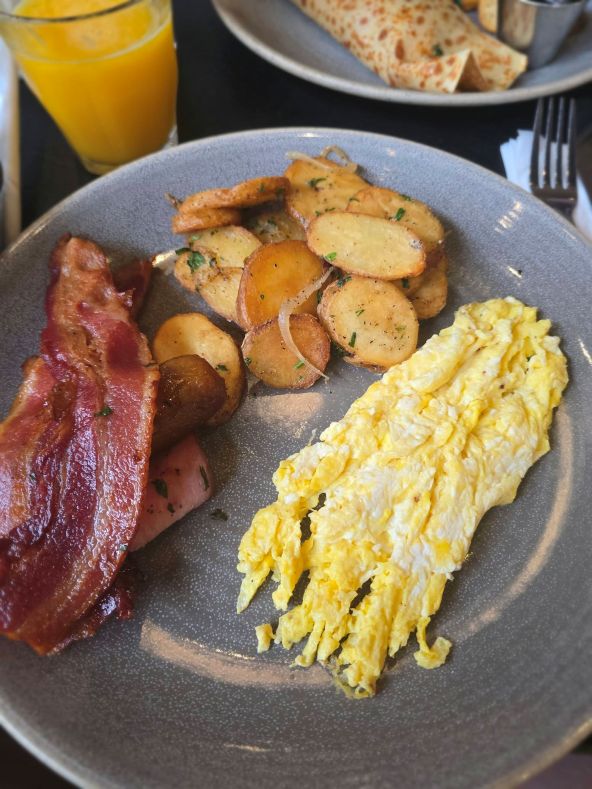 Where to Eat in Montreal for Breakfast: Eggspectation at Complexe Desjardins Where to Eat in Montreal for Breakfast: Eggspectation at Complexe Desjardins