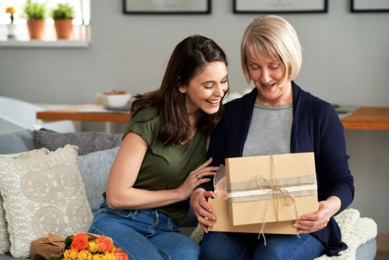 5 Timeless Gifts That Celebrate a Mother&rsquo;s Love